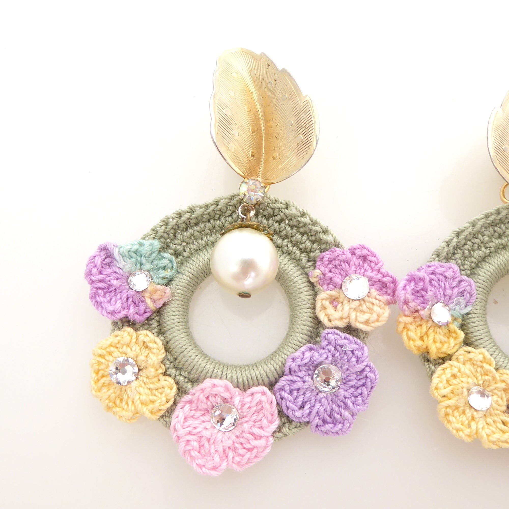 1950s Gold leaf and pearl pastel crochet earrings by Jenny Dayco 4
