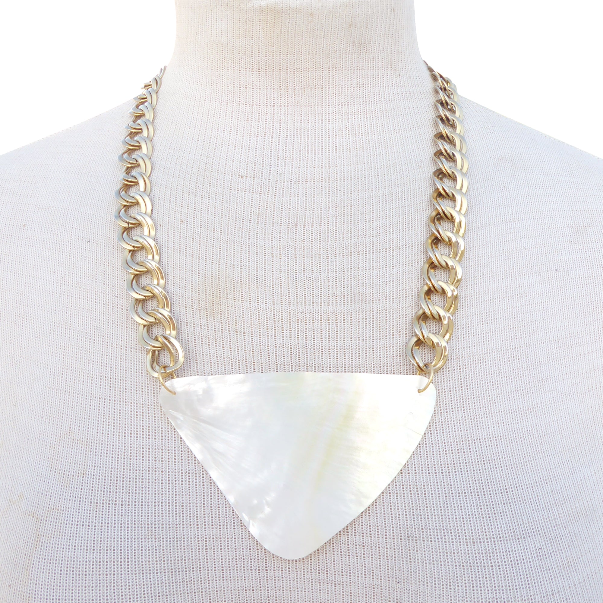 Arzella shell necklace