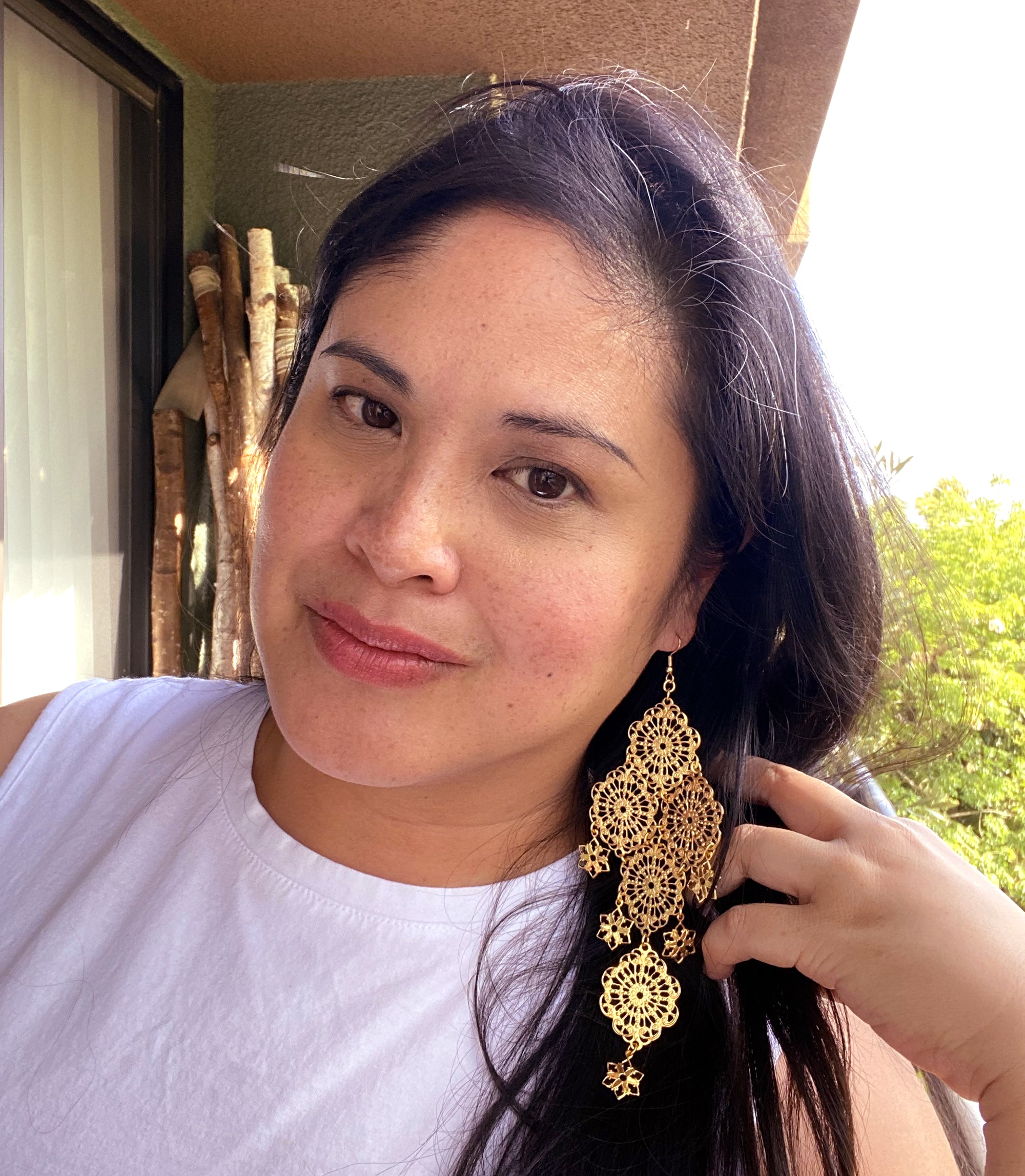 Jenny Dayco wearing gold medium estrella filigree earrings