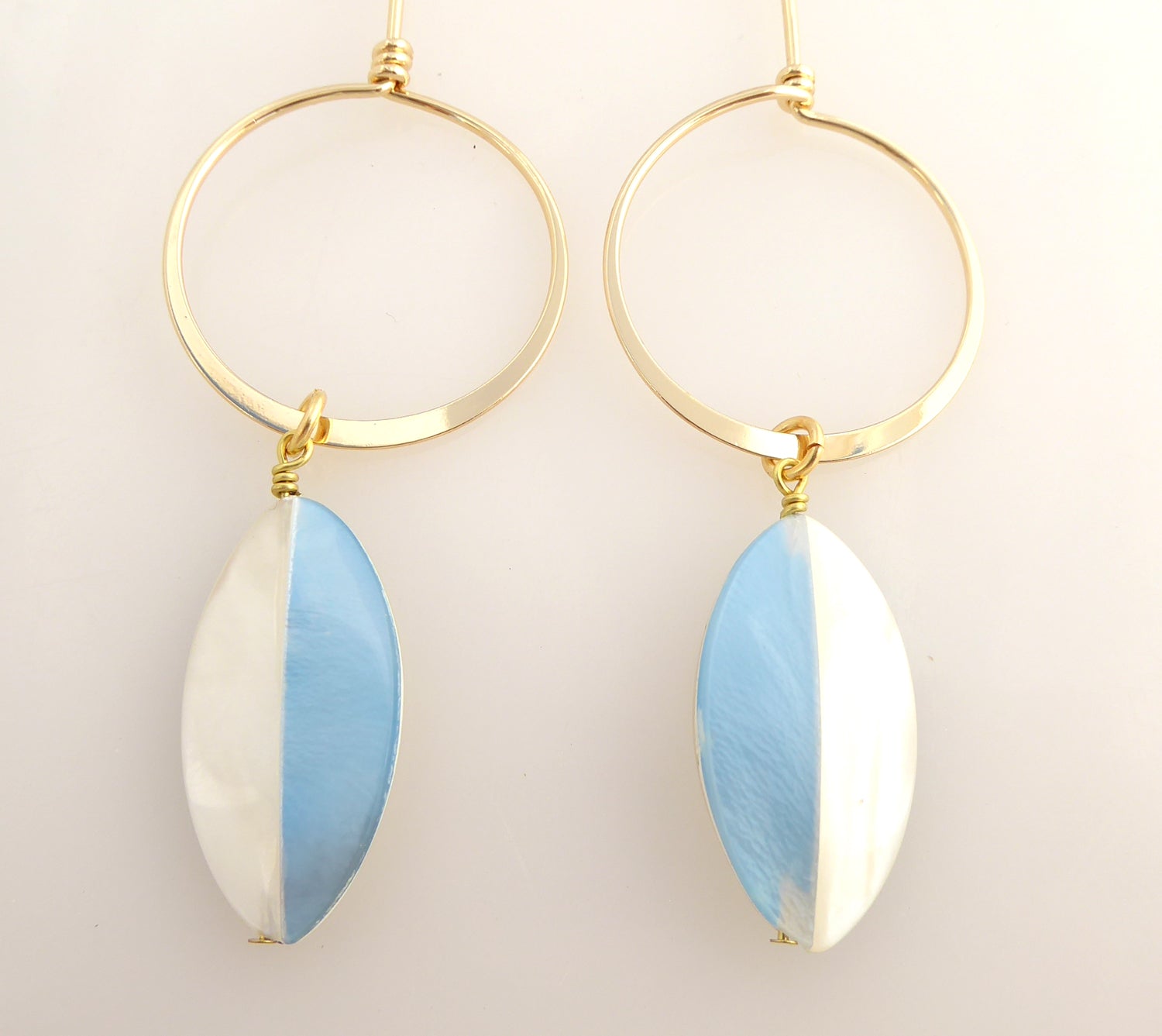 Nahla shell earrings in blue
