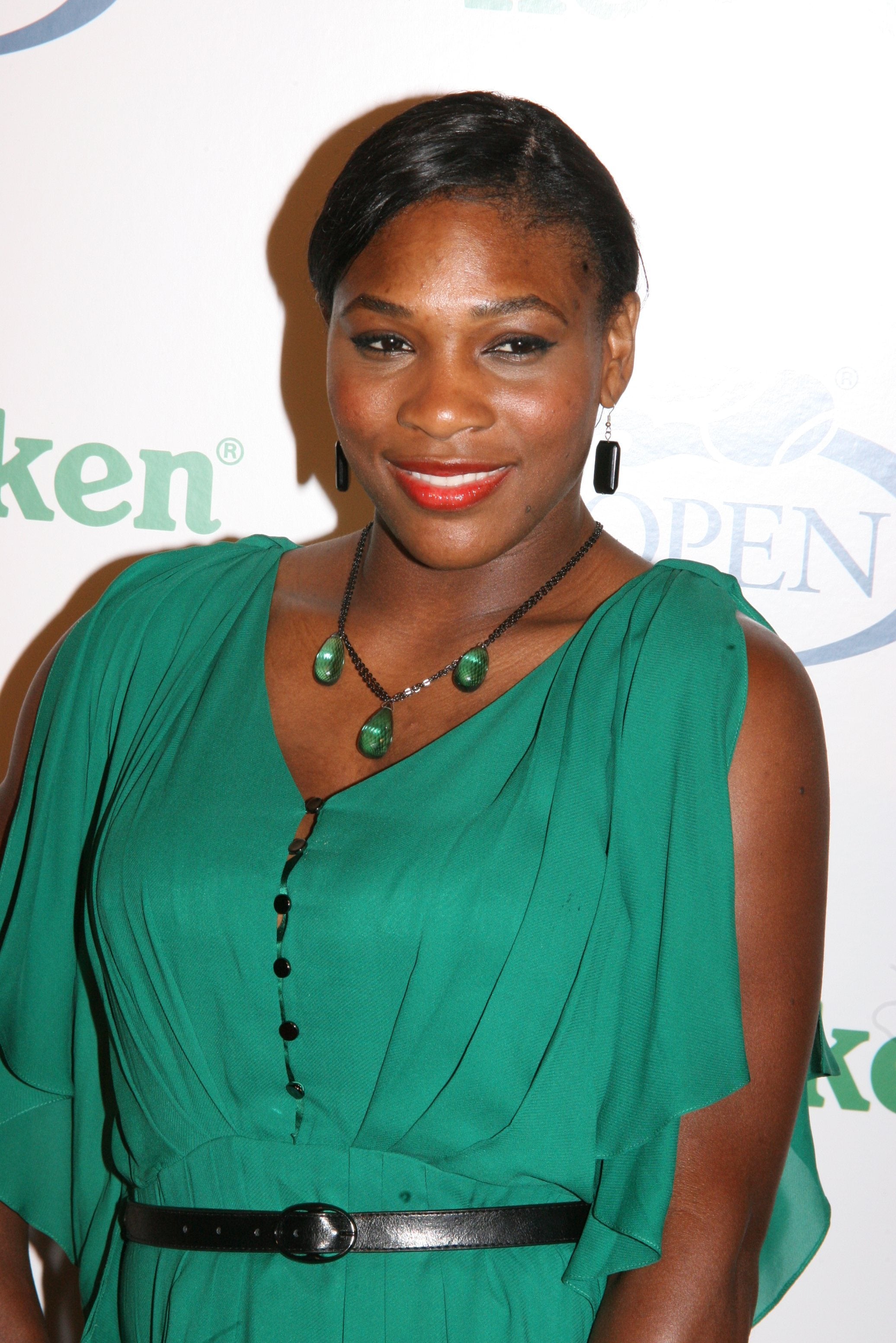 Serena Williams wearing a pair of black onyx rectangle earrings by Jenny Dayco 