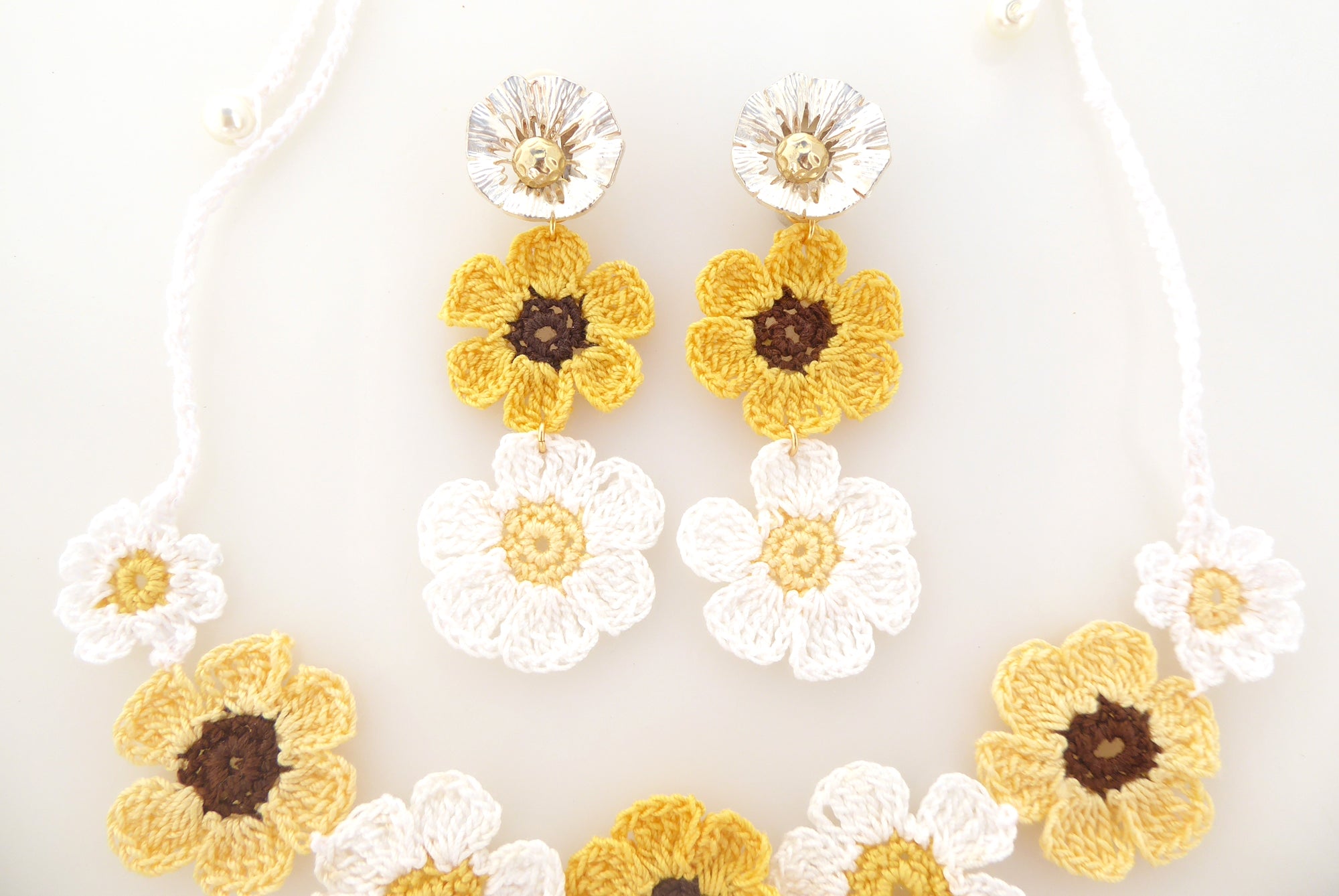 White and yellow daisy crochet jewelry set by Jenny Dayco 4