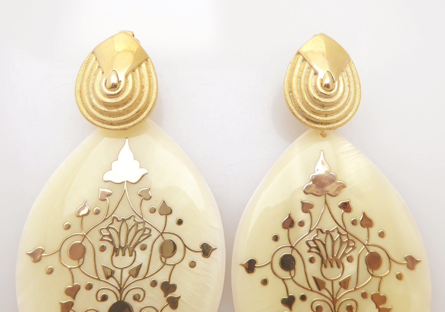 Zahrada shell earrings
