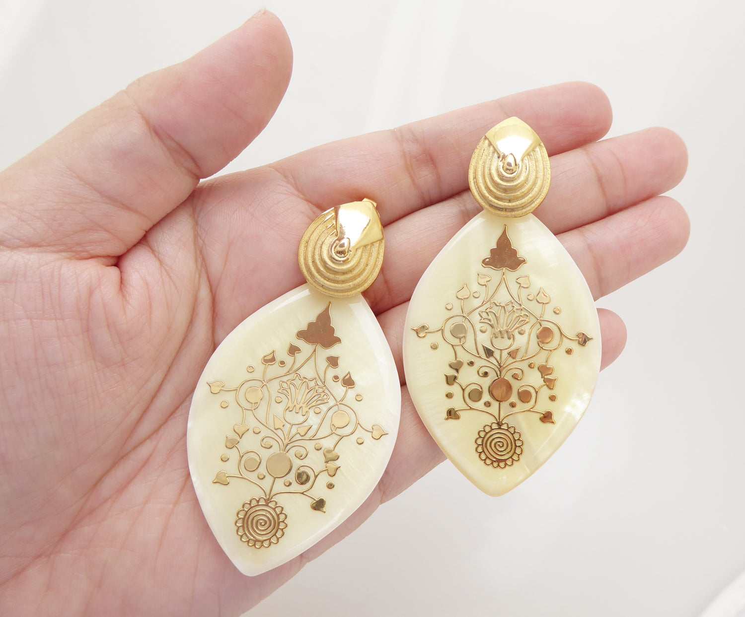 Zahrada shell earrings